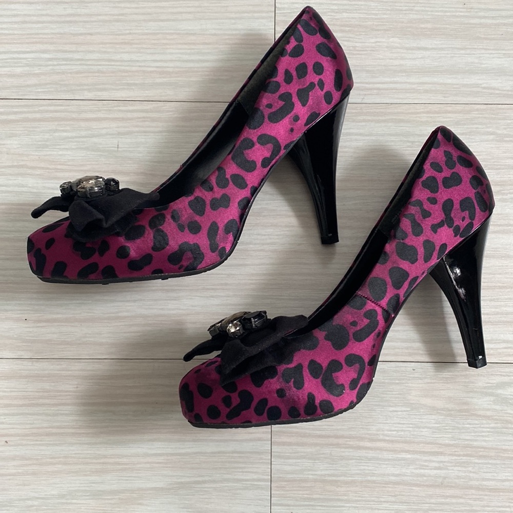 Candies magenta and black animal print heels